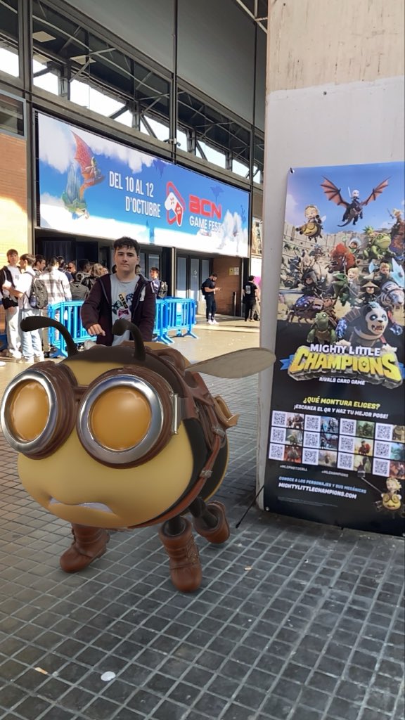 MLChampions's tweet image. Ya en @bcngamefest disfrutando de la cola de entrada 🥳

Podeís haceros selfies con vuestro campeón preferido en el #mlcphotocal de #MightyLttleChampions, ¡os esperamos!