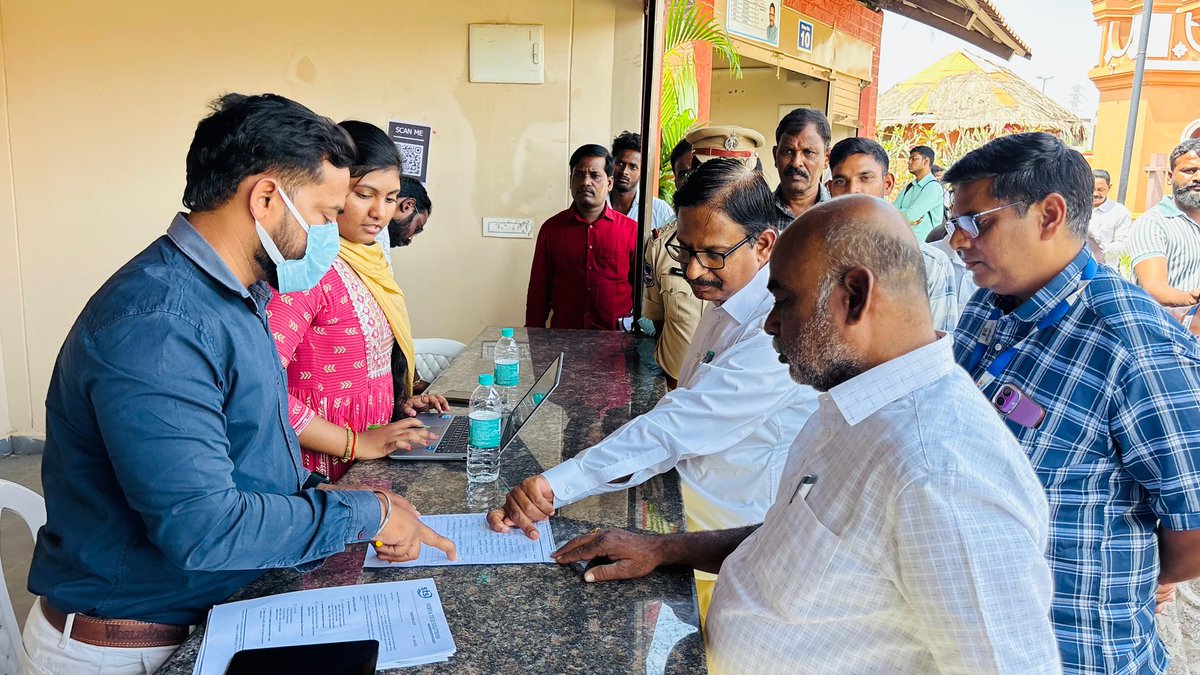 palamuru's tweet image. మారుతున్న కాలానికి అనుగుణంగా యువత నైపుణ్యాన్ని పెంపొందించుకోవాలి 💪
శిల్పారామం లో నిర్వహించిన మెగా జాబ్ మేళాలో పాల్గొన్నాను. ప్రభుత్వం–ప్రైవేట్ భాగస్వామ్యంతోనే ఉపాధి అవకాశాలు పెరుగుతాయి.
#Mahabubnagar #JobMela #SkillDevelopment #YouthEmpowerment