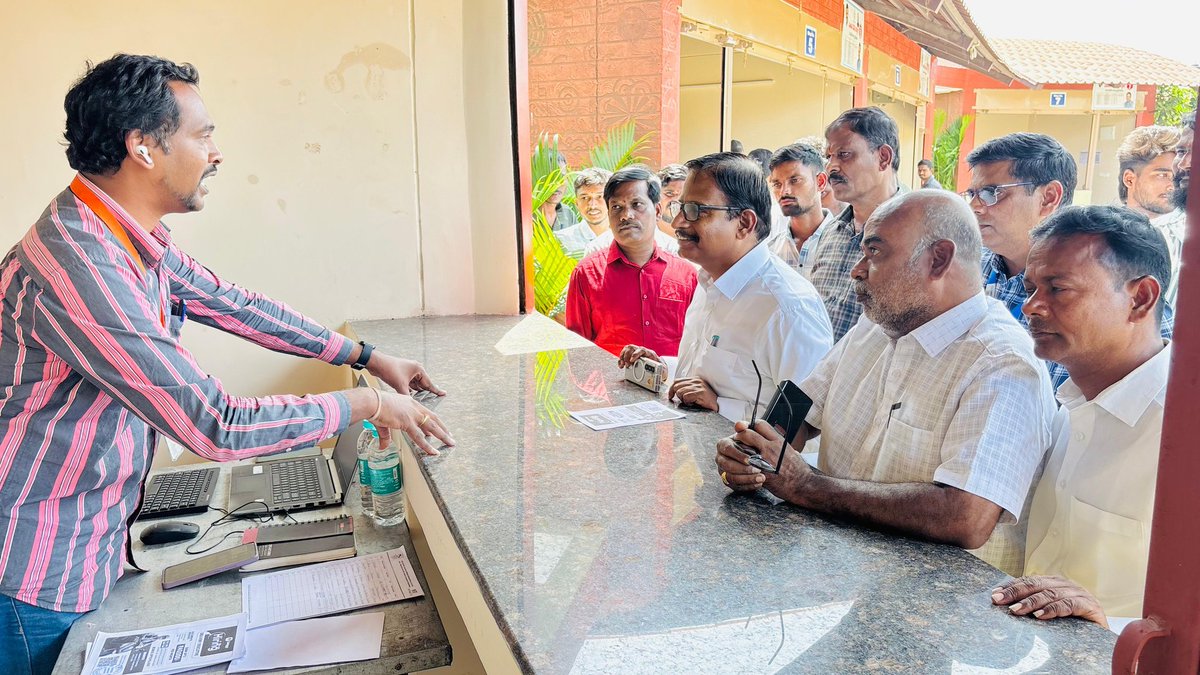 palamuru's tweet image. మారుతున్న కాలానికి అనుగుణంగా యువత నైపుణ్యాన్ని పెంపొందించుకోవాలి 💪
శిల్పారామం లో నిర్వహించిన మెగా జాబ్ మేళాలో పాల్గొన్నాను. ప్రభుత్వం–ప్రైవేట్ భాగస్వామ్యంతోనే ఉపాధి అవకాశాలు పెరుగుతాయి.
#Mahabubnagar #JobMela #SkillDevelopment #YouthEmpowerment