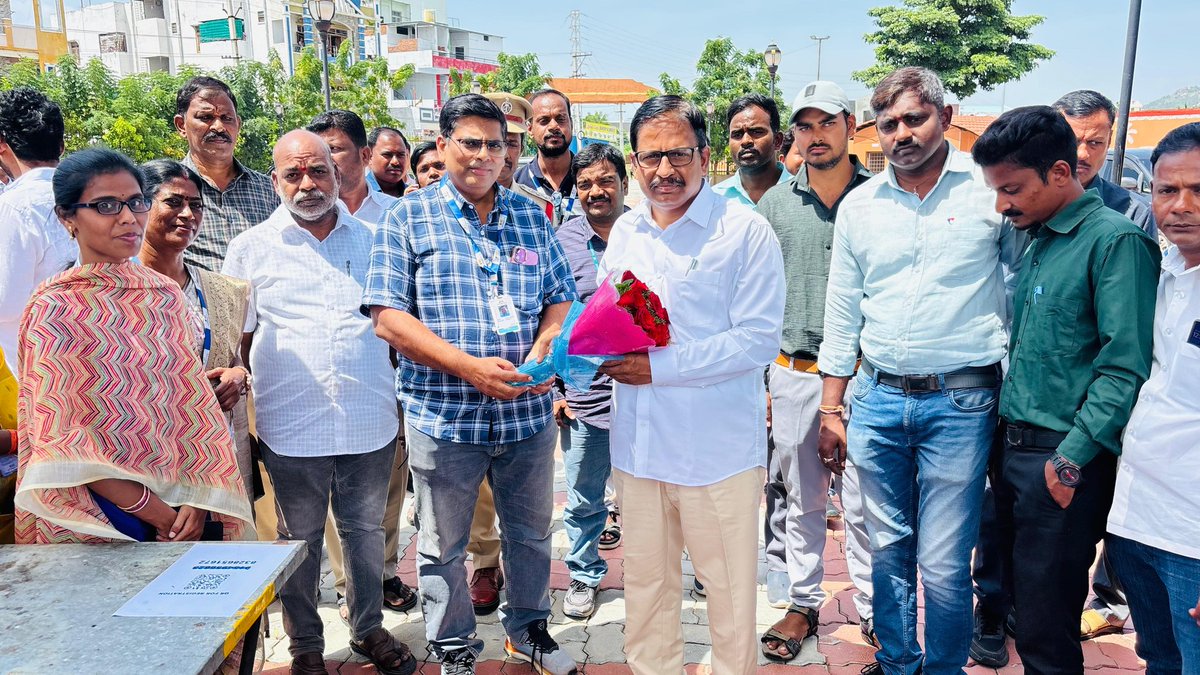 palamuru's tweet image. మారుతున్న కాలానికి అనుగుణంగా యువత నైపుణ్యాన్ని పెంపొందించుకోవాలి 💪
శిల్పారామం లో నిర్వహించిన మెగా జాబ్ మేళాలో పాల్గొన్నాను. ప్రభుత్వం–ప్రైవేట్ భాగస్వామ్యంతోనే ఉపాధి అవకాశాలు పెరుగుతాయి.
#Mahabubnagar #JobMela #SkillDevelopment #YouthEmpowerment