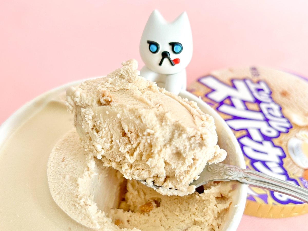 doorfumi2018's tweet photo. 【食べたぜ】明治エッセルスーパーカップの「紅茶クッキー味」が3年ぶりの復活だってよ！
ミルクティー風味のアイスに、しっとり食感の紅茶クッキーが混ぜ込まれているぜ。風味豊かな香りとまろやかな甘さが口に広がって、うっとりするウマさなんだぜ。
#オヤツハント https://t.co/2MLUf8Z0cI