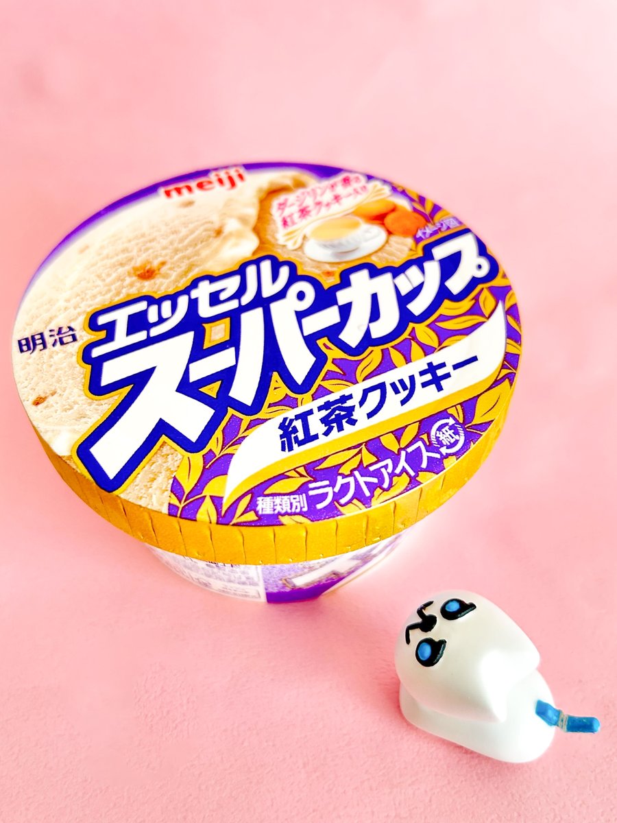 doorfumi2018's tweet photo. 【食べたぜ】明治エッセルスーパーカップの「紅茶クッキー味」が3年ぶりの復活だってよ！
ミルクティー風味のアイスに、しっとり食感の紅茶クッキーが混ぜ込まれているぜ。風味豊かな香りとまろやかな甘さが口に広がって、うっとりするウマさなんだぜ。
#オヤツハント https://t.co/2MLUf8Z0cI