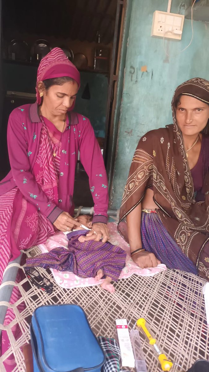 CdhoSabarkantha's tweet image. ચાંદરણી આરોગ્ય કેન્દ્ર ના ગ્રામીણ અંતરિયાળ વિસ્તારોમાં આશા કાર્યકર બહેનોનો સમર્પિત પ્રયાસ..

માતા–બાળકના સ્વાસ્થ્ય માટે ગૃહ મુલાકાત, વજન માપન અને રસીકરણ અંગે જાગૃતિ.
સ્વસ્થ ભારતના સંકલ્પ તરફ મજબૂત પગલું 🇮🇳
#ASHAWorker #SwasthBharat #PoshanAbhiyan #HealthForAll