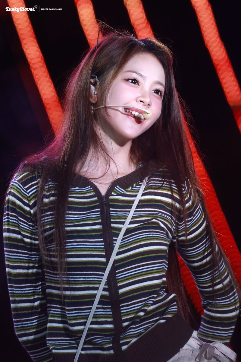 Lucky2clover_'s tweet image. 251010 APEC Music Festa

#Hearts2Hearts #하츠투하츠 #H2H
#CARMEN #카르멘