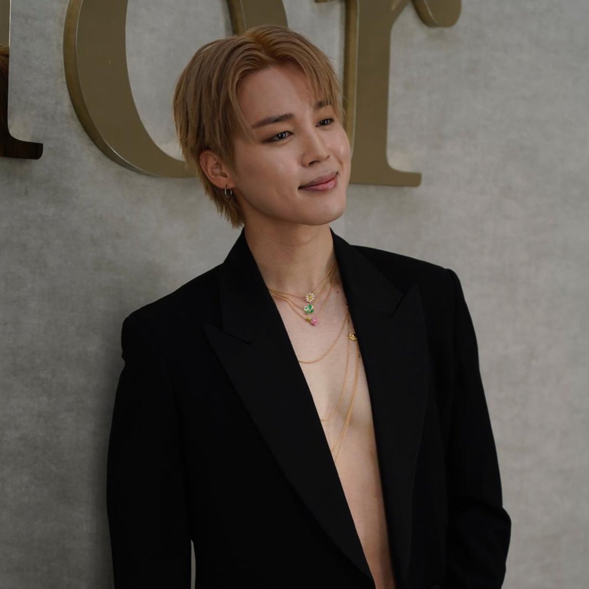 OneilyMusic's tweet image. Jimin was the most discussed K-pop artist on social media during Paris Fashion Week.