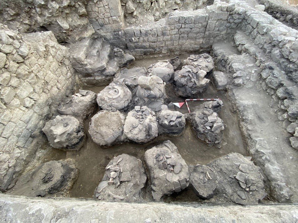 📍 Karaman’ın Ermenek ilçesinde yer alan Topraktepe (Eirenopolis Antik Kenti) kazılarında, karbonlaşmış yaklaşık 1300 yıllık 5 ekmek tespit edildi.

Kazılar, Kültür ve Turizm Bakanlığı, Kültür Varlıkları ve Müzeler Genel Müdürlüğü’nün izinleriyle, Karaman Müze Müdürü Ercan Er’in