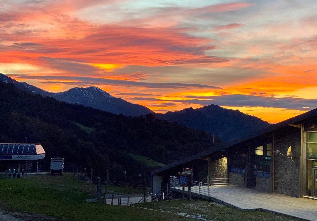Planes para este #PuentedelPilar
🌳Llénate de energía paseando por un bosque
😋Saborea la cocina tradicional de nuestros restaurantes.
🌄Disfruta de nuestros atardeceres otoñales 
🛌 Descansa sintiéndote genial en nuestros alojamientos.
 visitaaller.com
#Aller #Asturias