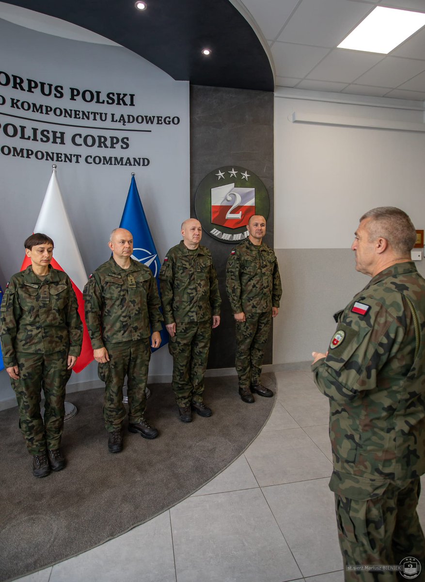 D2KP_DKL's tweet photo. Spotkanie Dowódcy z żołnierzami aktywnej rezerwy 2 Korpusu Polskiego. 🫡

Żołnierze ci na co dzień wspierają działania #2KP, służąc swoim zaangażowaniem i doświadczeniem. 💪

W przypadające dziś ich święto gen. broni dr Adam Joks wyraził wdzięczność za ich żołnierskie poświęcenie i wiedzę zdobytą przez lata pracy. Życzył również, by jak najdłużej wzbogacali szeregi Korpusu. 🔥

Drodzy żołnierze rezerwy, dziękujemy Wam i życzymy, byście jak najdłużej pozostali z nami – dumni z munduru, z historii, którą współtworzycie, i z przyszłości, którą razem budujemy.  🇵🇱

📸 st. sierż. M. Bieniek #2KP/ #WP
▪▫▪▫
#Rezerwa #WojskoPolskie #2PolCorps #fight2win
@MON_GOV_PL @SztabGenWP  @DowOperSZ  @DGeneralneRSZ @ZolnierzRP @WCR_Krakow
