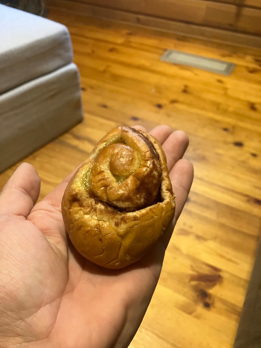 Kädelläni lepäävä mytty ei ole pulla. Siinä ei ole lihaa, eikä tällaista kasvisvaihtoehtoa parane mennä vahingossa sekoittamaan lihapullaan😑