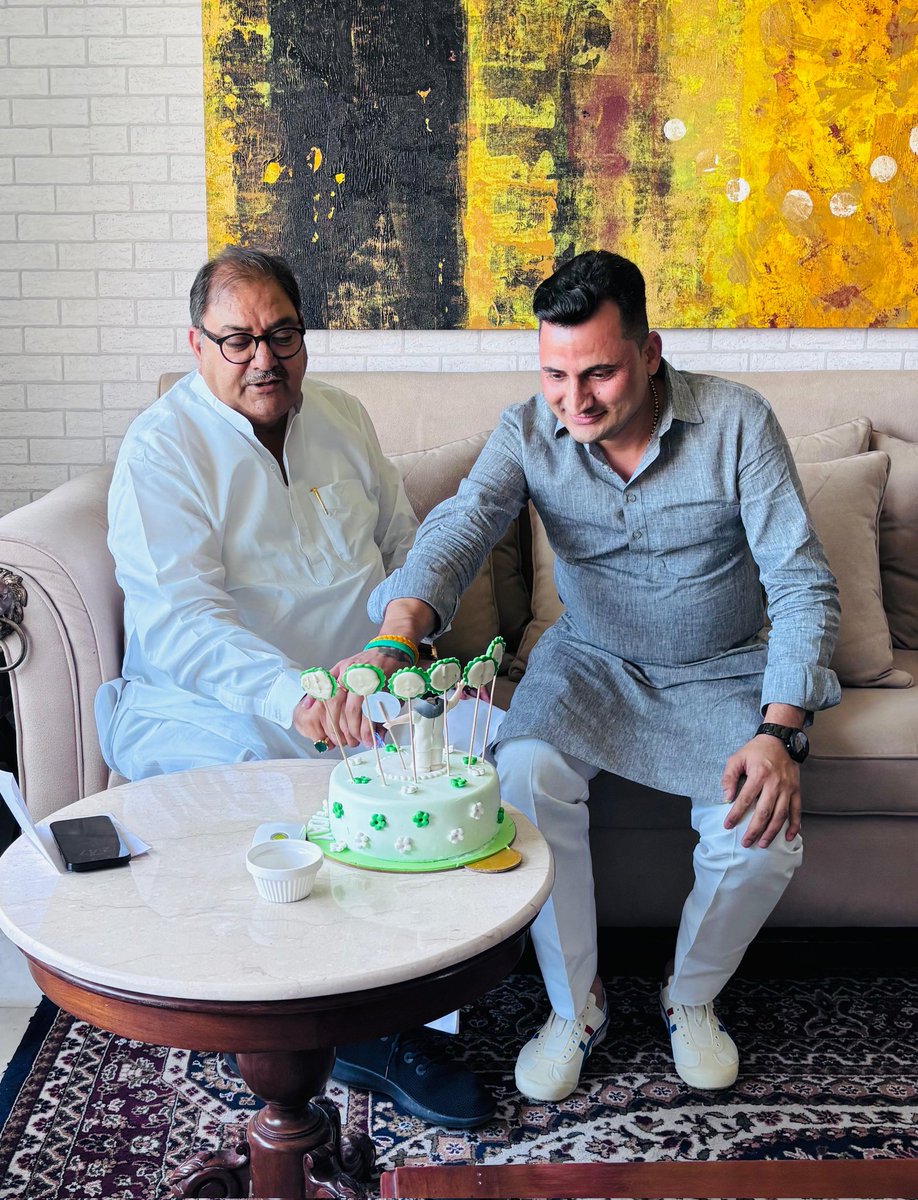 NeerajBuradehar's tweet photo. आज गुरु जी चौधरी अभय सिंह चौटाला जी के साथ गुरुग्राम उनके आवास पर केक काटकर अपना 39 वां जन्मदिन मनाया एवं गुरु जी का आशीर्वाद लिया..!!🎂❤️🙏
@AbhaySChautala https://t.co/zCJMnWysxv