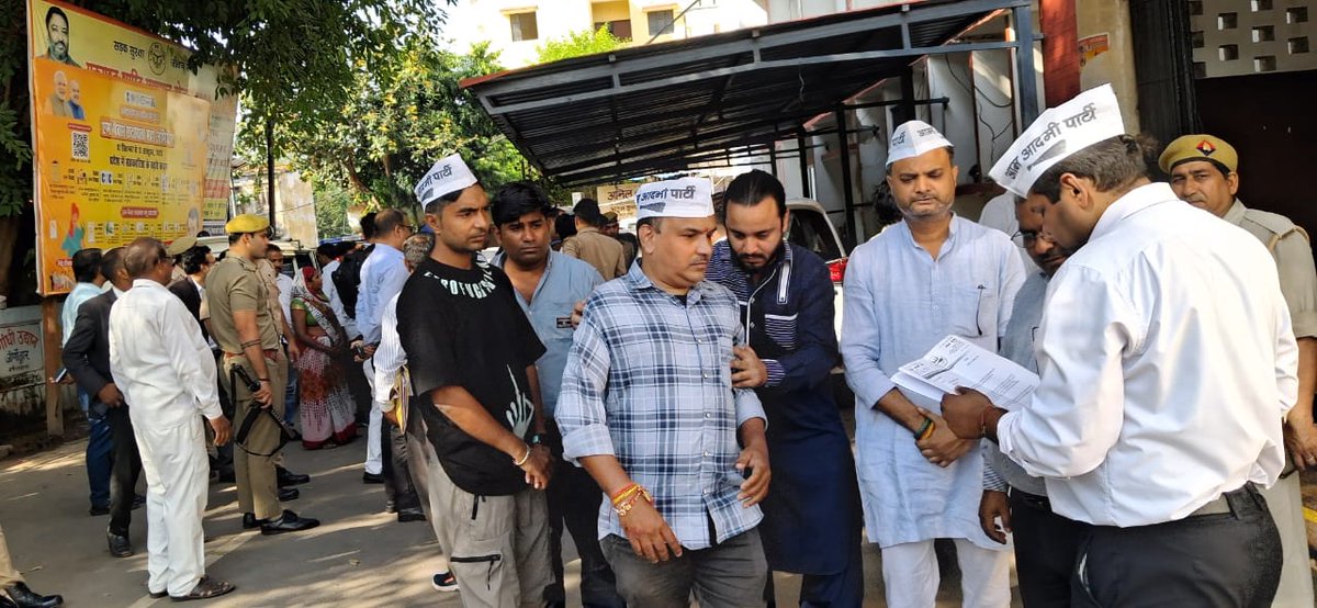 AAPKanpurMandal's tweet photo. आम आदमी का ऐलान, नहीं सहेंगे दलित के बेटे का अपमान‼️
मुख्य न्यायाधीश पर हुए हमले के खिलाफ आज कानपुर नगर में जिलाध्यक्ष @अनुजापका के नेतृत्व में AAP कार्यकर्ताओं एवं पदाधिकारियों ने जोरदार विरोध प्रदर्शन कर महामहिम राष्ट्रपति महोदया जी को संबोधित ज्ञापन प्रशासनिक अधिकारी को सौंपा। https://t.co/bJmQjK4DpJ