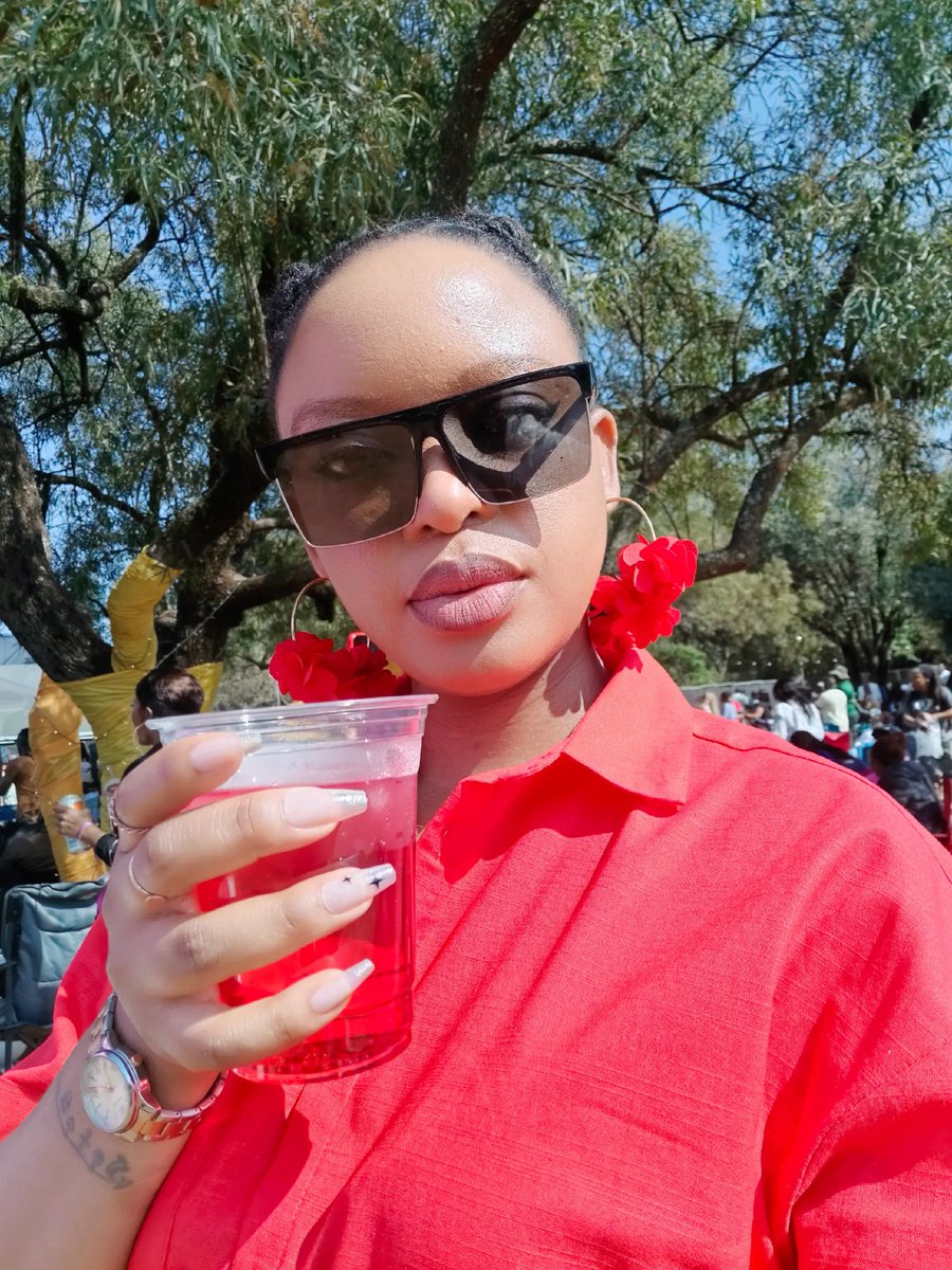 Tebogo16_09's tweet image. Happy Friday 🙂🙂
#CheersToTheWeekend