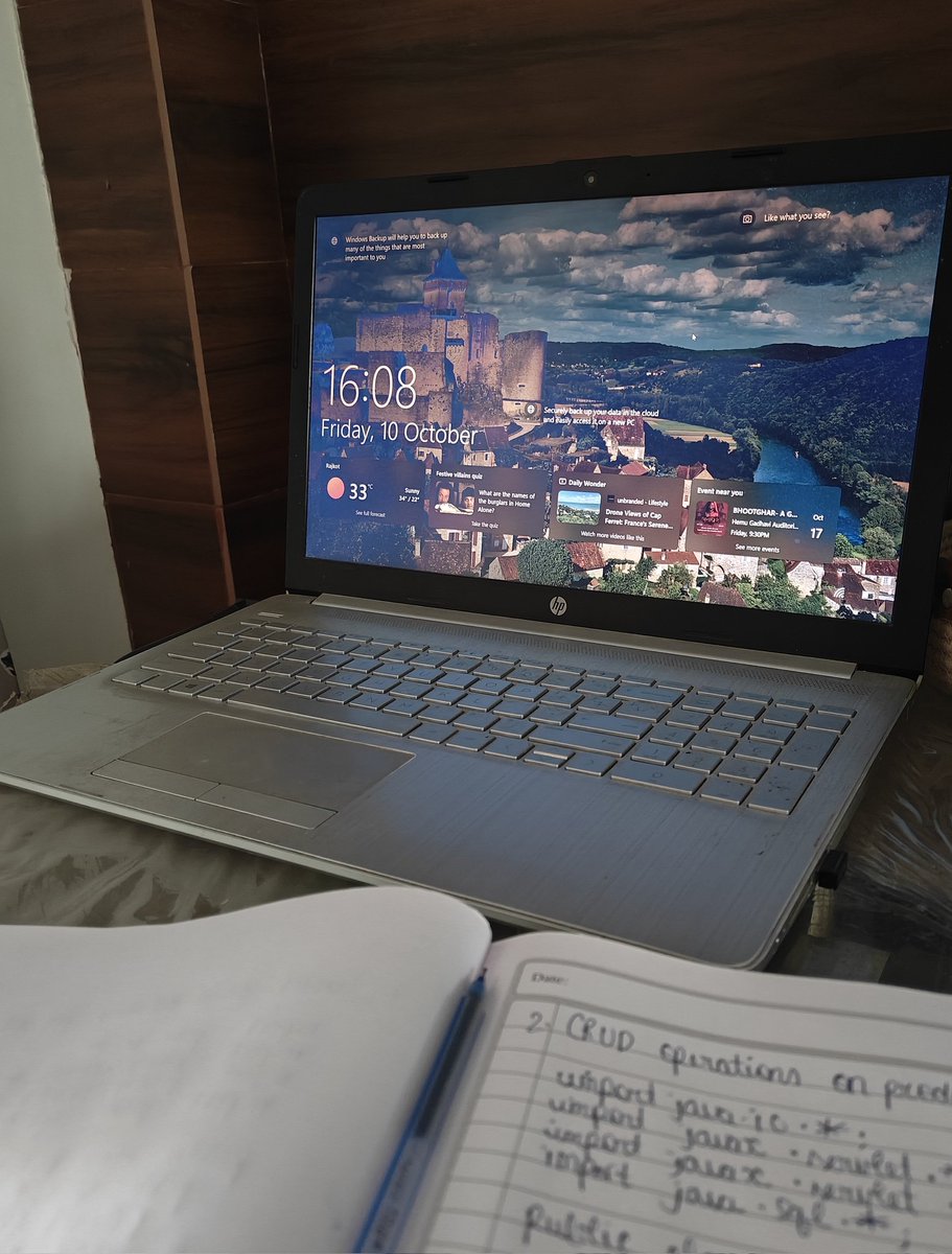 Coder661700's tweet image. Locking in for writing assignments 🤡