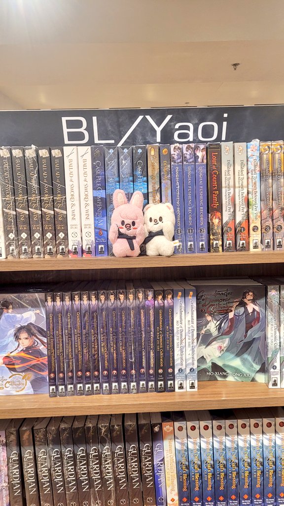 proserpinatyche's tweet photo. Bookstore date with Dwaekki and Jiniret!

Theyre pretending to be shocked that they got caught in the BL/Yaoi section (since when was this a dedicated shelf?? Im impressed! Lol!) #SamLewis https://t.co/me7ID41c1w
