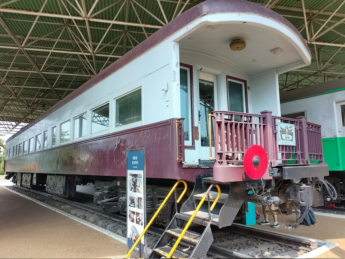 IidaRailways's tweet image. 韓国の鉄道博物館で保存されている大統領専用車16号。1927年にテンイネ3として朝鮮総督府鉄道京城工場で製造。日本統治時代に急行ひかり号、のぞみ号などの一等展望車として使用されました。朝鮮戦争後は李承晩大統領と朴正煕大統領の専用車として活躍。