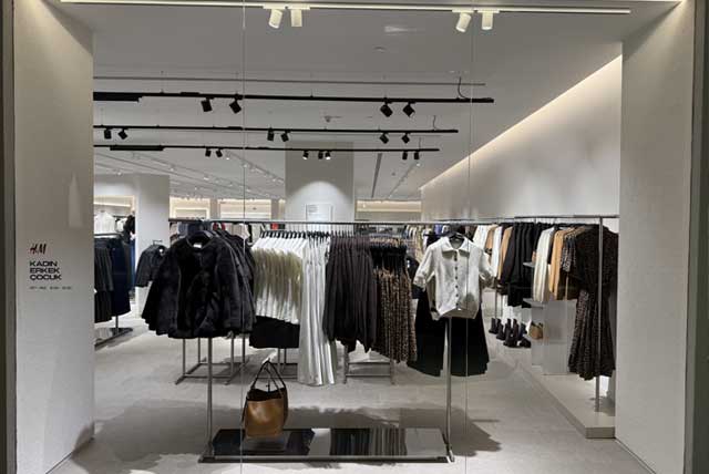H&amp;M, global mağaza konseptini ilk kez Türkiye’ye taşıdı... Haberin devamı: tinyurl.com/9kcut62w #perakende #mağaza #AVM