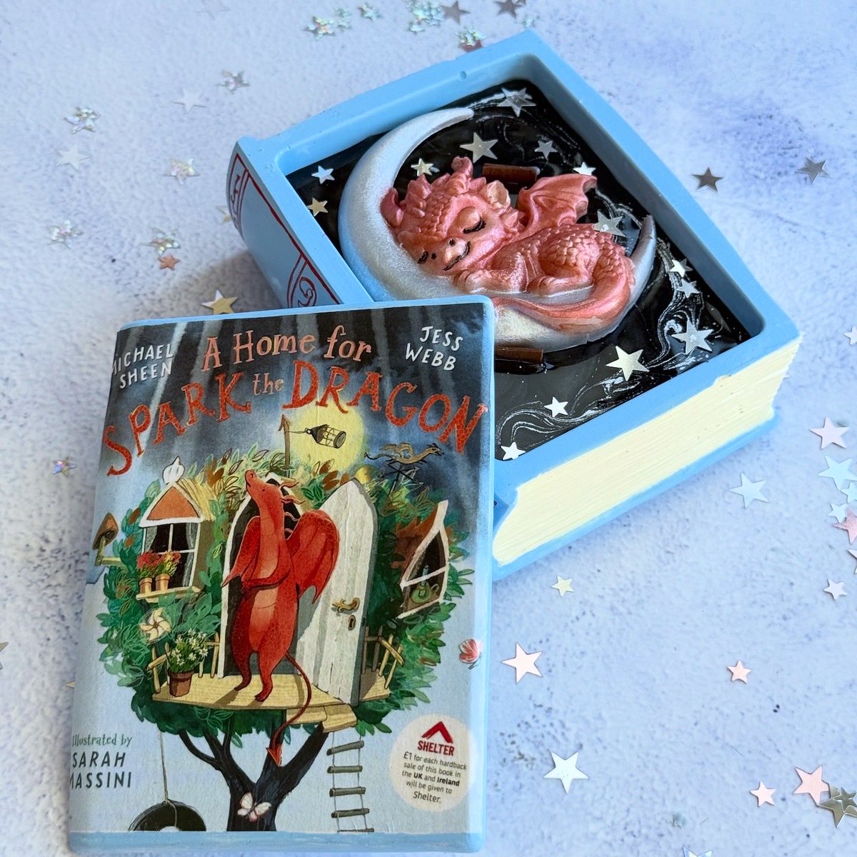 waxedstories's tweet image. Today is #WorldHomelessDay .
Inspired by A Home for Spark the Dragon, I made this candle — a home for my little dragon.
May all dragons find their home. 
Thanks to Jess Webb, @michaelsheen @SarahMassini for the book and its touching story.