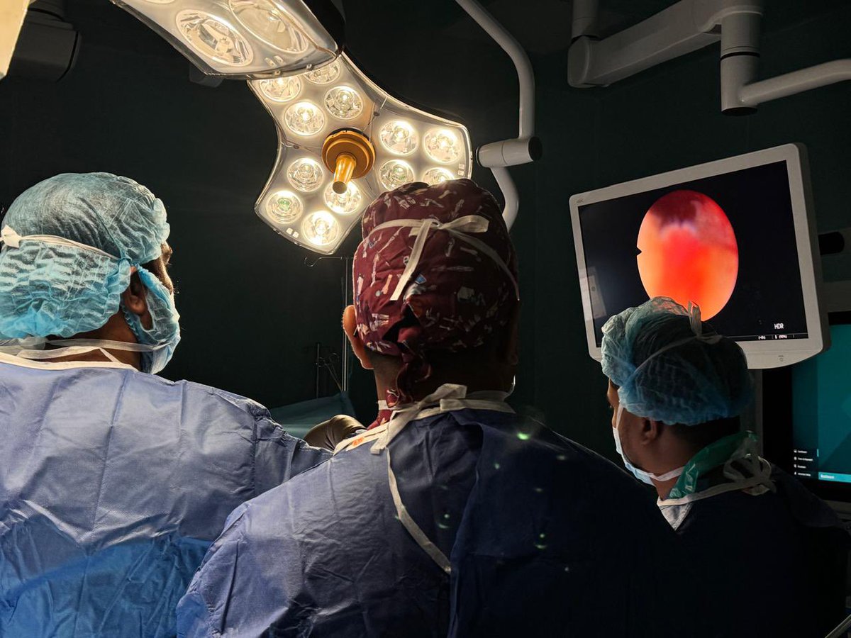 ހުޅުމާލެ ހޮސްޕިޓަލް <a href="/HMH_mv/">Hulhumalé Hospital</a>ގެ  އޮތޯޕީޑިކް ޑިޕާރޓްމަންޓްގެ ކްލިނިކަލް ހެޑް، ޑރ. އަޙްމަދު ޢާޒިމްގެ އިސްނެންގެވުމުގެ ދަށުން މިވަނީ އާތްރޮސްކޮޕިކް (ކީހޯލް) ނީ ސަރޖަރީއެއް ހުޅުމާލެ ހޮަސްޕިޓަލުގައި ފުރަތަމަ ފަހަރަށް ކާމިޔާބުކަމާއެކު ކޮށްފައި. މި އައު ޓެކްނޮލޮޖީގެ ސަބަބުން