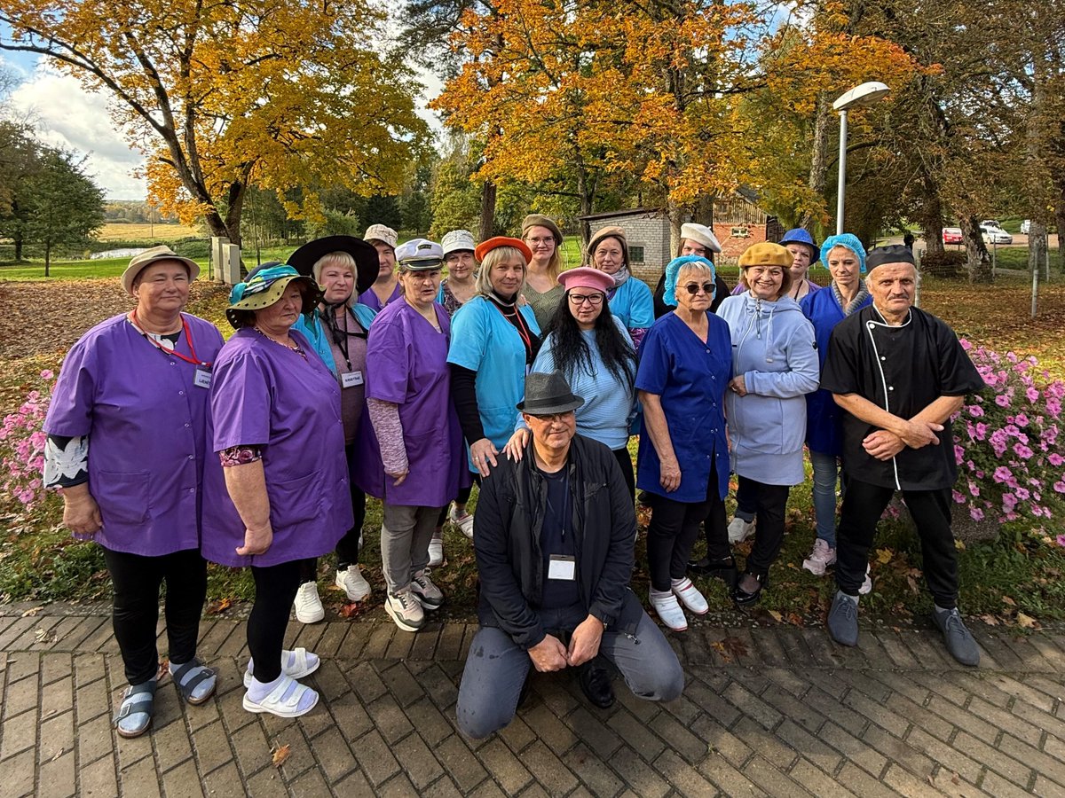 VSACKurzeme's tweet photo. Arī  VSAC ,, Kurzeme,,  filiāles ,, Aizvīķi,,  darbinieki  ar šo vienkāršo, bet nozīmīgo žestu apliecināja, ka mums rūp, un ka mēs varam sniegt siltumu un cerību tiem, kam tas visvairāk nepieciešams. https://t.co/BR5Y596NxC