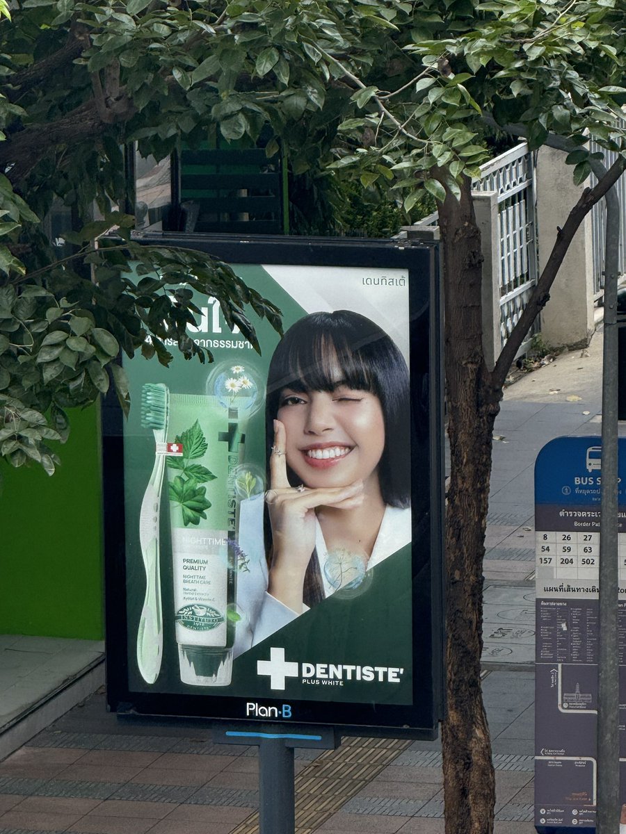 tualyp's tweet image. I&apos;m currently in Thailand and LISA is everywhere with her toothpaste ad 😭