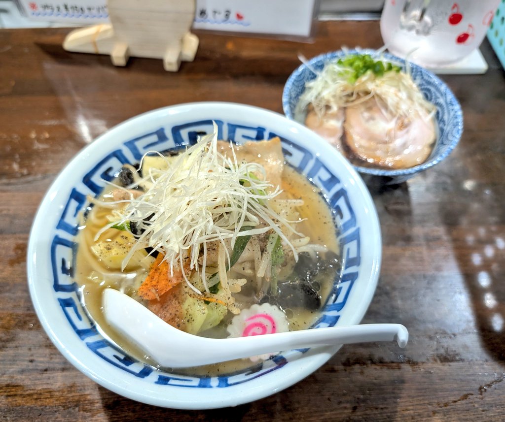 夜の六八さん
「野菜らーめん　塩」
「チャーシュー丼」

六八さんの大好きな限定麺
一人暮らしになってからは野菜の旨さが身に沁みます
