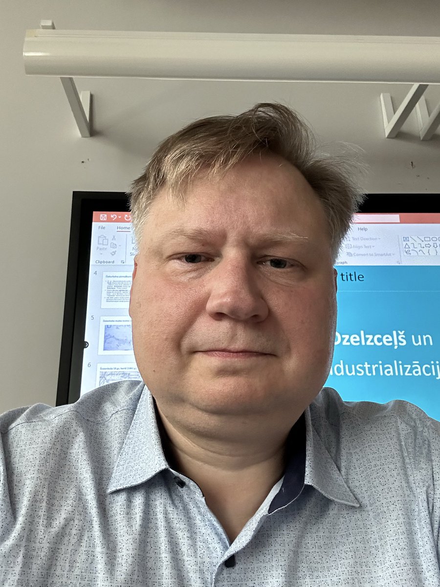 Šodien saņēmu savu pirmo vēstures skolotāja algu par pusi septembra– 112,19 €. Tā ir samaksa par 2 pilnām skolas un 2 sagatavošanās dienām. Protams, pieņēmu šo izaicinājumu ne jau atalgojuma dēļ, taču ar šo vēlos vēlreiz pievērst uzmanību tam, cik nenovērtēti ir mūsu skolotāji.