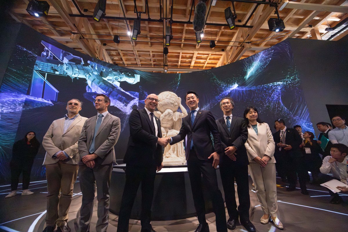 ItalyExpo2025's tweet image. Al #PadiglioneItalia 🇮🇹 l&apos;annuncio della mostra “Atlante Farnese e i Tesori del Padiglione Italia da #Expo2025 #Osaka”. I capolavori dell’Atlante Farnese, il Gonfalone della Giustizia del Perugino e due nuovi fogli del Codice Atlantico di Leonardo Da Vinci saranno infatti…