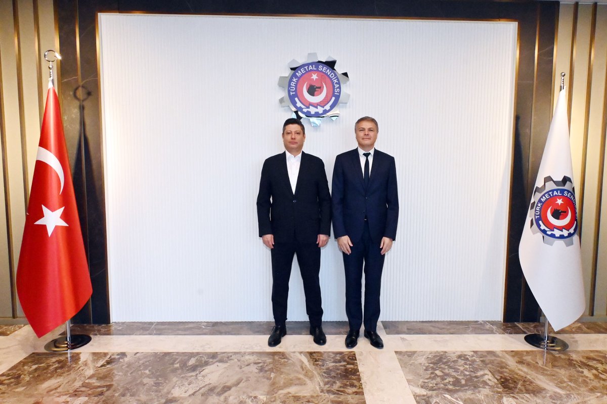 AltundagUysal's tweet photo. Renault Group Türkiye CEO’su Sn. Lionel Jaillet, Oyak Renault İnsan Kaynakları Etik ve Uyum Direktörü Sn. Tolga Görgülü ve Endüstriyel ve Sosyal İlişkiler İnsan Kaynakları Operasyonları Departman Müdürü Sn. Ömer Başaran’a, gerçekleştirdikleri nazik ziyaretlerinden dolayı teşekkür ederim.