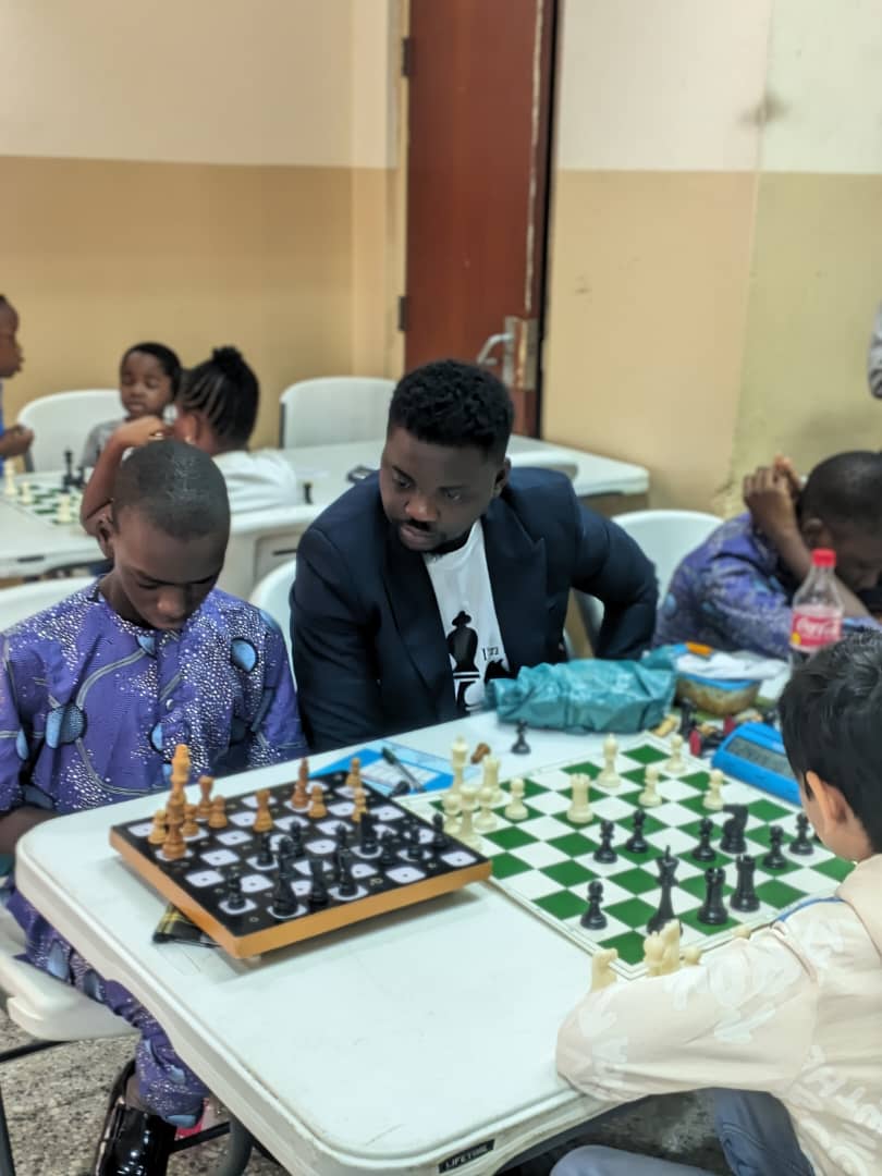 Olu4fav12's tweet image. This chess tournament humbled me. I assisted a blind student named Praise — 7 rounds, no illegal move. His focus, joy & prayer before his final win moved everyone. Chess truly breaks barriers. ♟️❤️
#ChessForAll #Inspiration #BlindChess