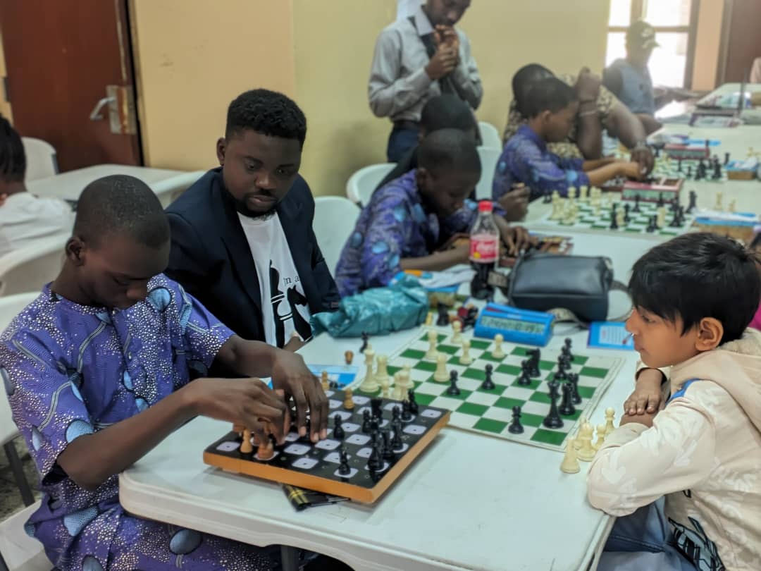 Olu4fav12's tweet image. This chess tournament humbled me. I assisted a blind student named Praise — 7 rounds, no illegal move. His focus, joy & prayer before his final win moved everyone. Chess truly breaks barriers. ♟️❤️
#ChessForAll #Inspiration #BlindChess