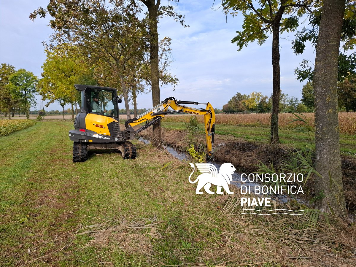 Intervento di fresatura sponde e cestaggio del fondo lungo Rio Crespoletto e Rio Crespolo di Candelù nei comuni di Breda di Piave e Maserada sul Piave  #sicurezzaidraulica #consorzioPiave