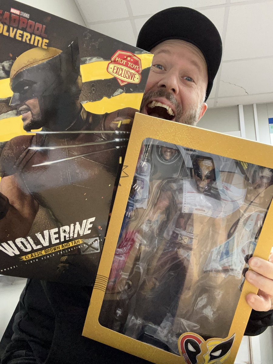WolverSteve's tweet photo. AWESOME Hot Toys #Wolverine 🤎🧡 #Classic #JohnByrne Logan in tan and brown! 
Full credit to HotToys for the images now take my money! 😎 
Thanks to @acl_collectibles for the chance to get my hands on this awesome figure early! 
#LFG #Wolverine #MarvelUK #Mcu #MarvelStudios https://t.co/M6h5FCaIq5