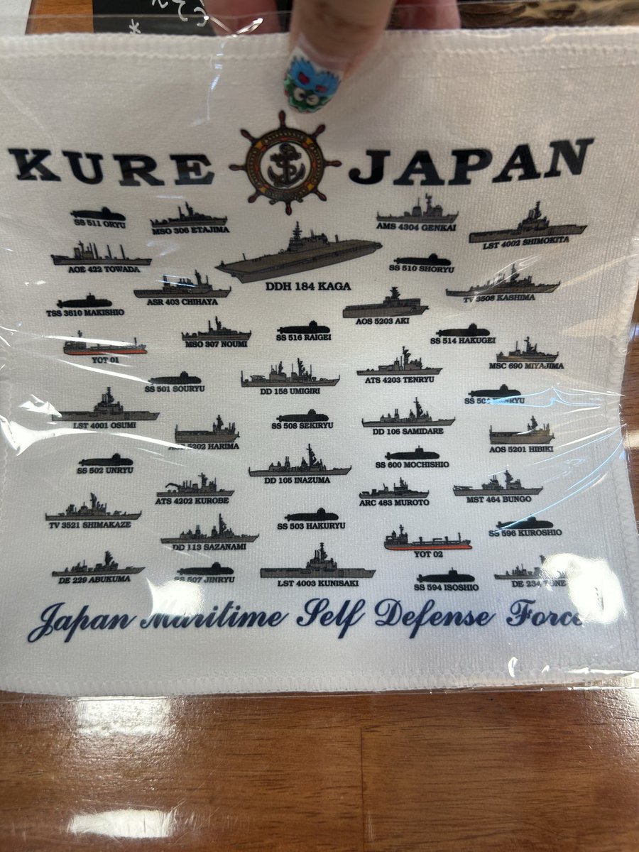carp_kure105's tweet image. #呉湾艦船めぐり より
またまた新商品のお知らせです

呉基地所属艦艇のハンカチ(¥660-)

なんと…佐伯にいる「げんかい」も
仲間入りです⚓️
呉に来た記念に1枚いかがですか🫶🏻︎💕︎︎
によどがいない！と思った方は
によどのみ描かれたハンカチも
ございますよ︎👍🏻 ̖́-

 #広島県
 #海上自衛隊