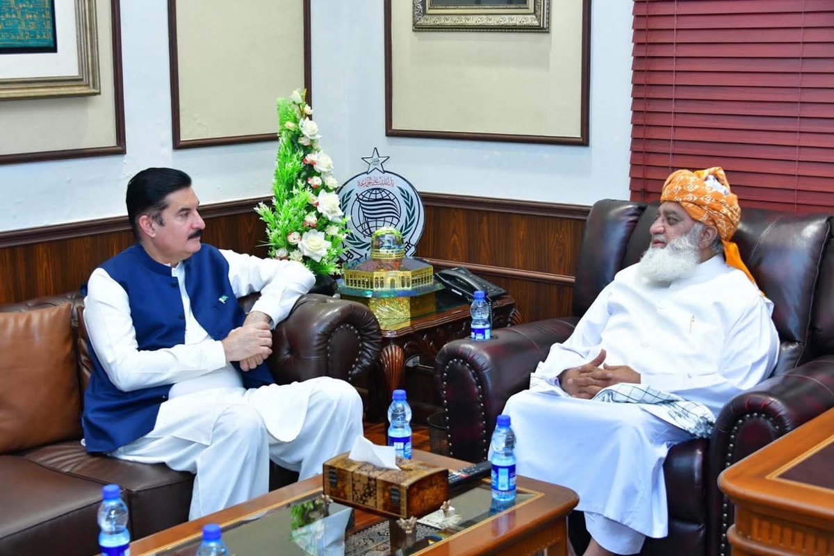 اسلام آباد 
گورنر خیبرپختونخوا فیصل کریم کنڈی کی جمعیت علمائے اسلام کے سربراہ مولانا فضل الرحمان سے ملاقات 

سیاسی صورتحال پر تبادلہ خیال