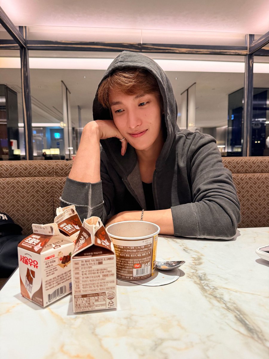 _baddemo's tweet image. Stressed? Grab some chocolate milk. Hahaha. Good evening. I hope y'all fine today.