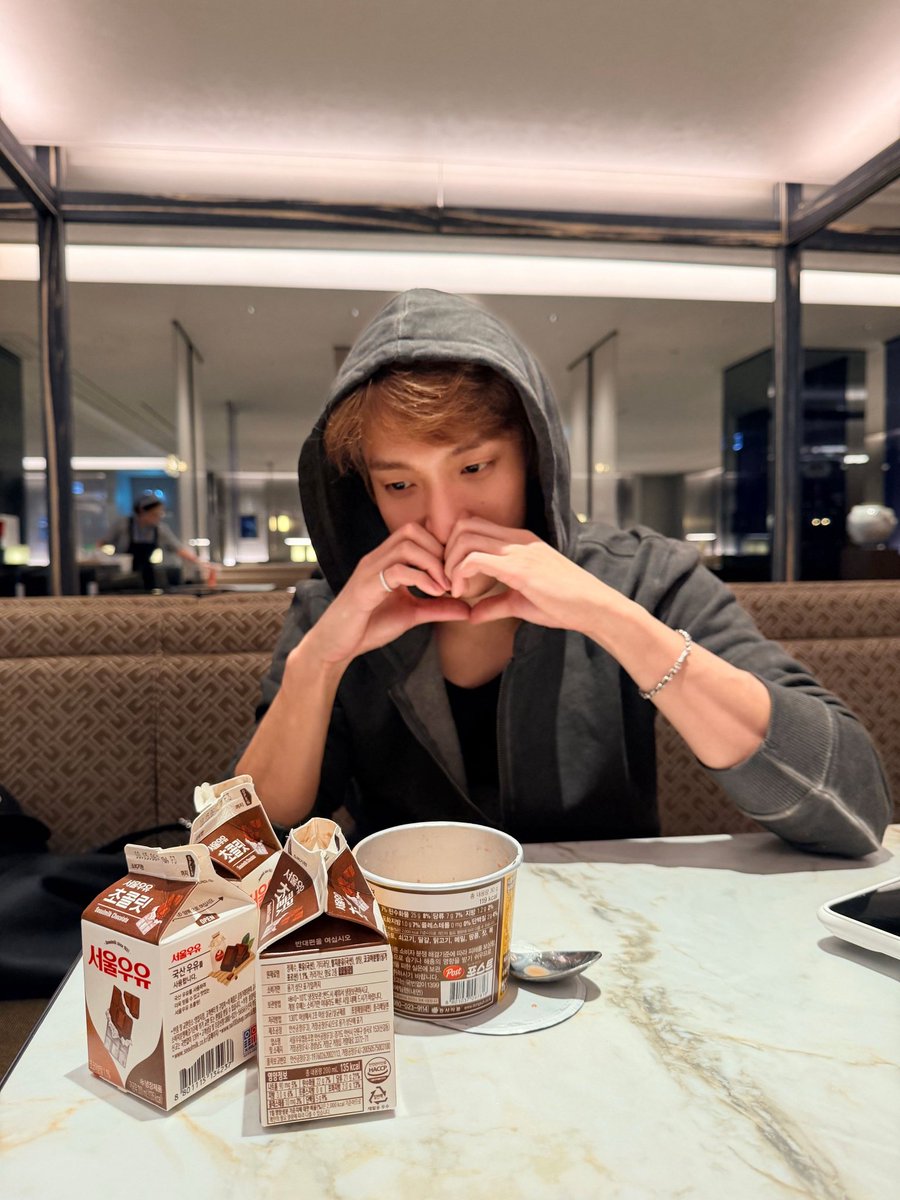 _baddemo's tweet image. Stressed? Grab some chocolate milk. Hahaha. Good evening. I hope y'all fine today.