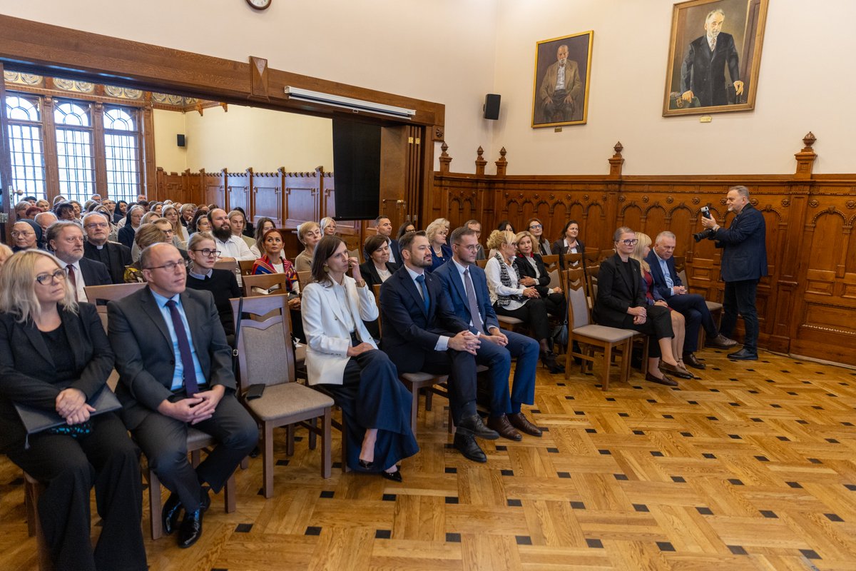 krakow_pl's tweet image. #Krakow #DPS Dom Pomocy Społecznej im. Anny i Ludwika #Helclów kończy 135 lat. Z tej okazji w Magistracie odbyła się specjalna uroczystość. 👇

krakow.pl/dzielnica_i_st…

📸 @BSKrakow / krakow.pl