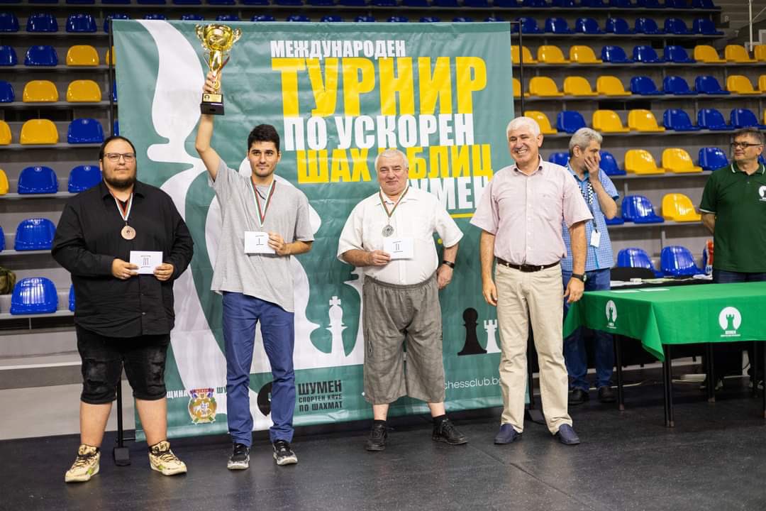 BulgarianChess's tweet image. Младия и перспективен гросмайстор Кирил Георгиев (втория отдясно на снимката) който след месец ще навърши 60 г и 3 пъти смени БГ федерацията с Македонската за пари в момента играе за България на Европейското отборно за мъже в Батуми. Рекорд на Гинес? Само казваме..