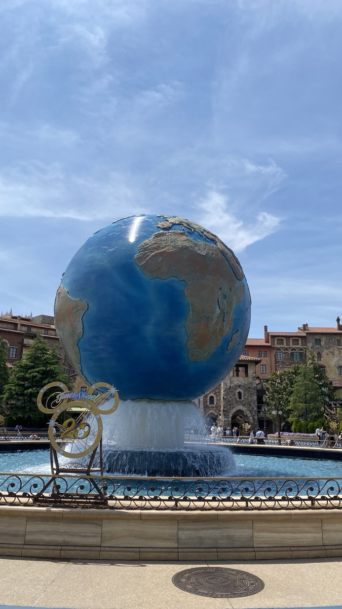 東京ディズニーシーの入口にある地球儀「アクアスフィア」🌍✨

大きさ知ってる？💡

・高さ：10メートル
・直径：8メートル
・重さ：2.5トン

意外と大きいから、今度行った時はじっくりと観察してみてね。
ちなみに、アクアスフィアには日本もあるから探してみてね👀