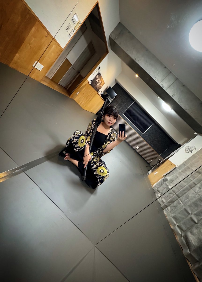 【 ご報告 】

この度、兼田、目標だった、
　　　　自分のスタジオ作りました。←

アクションを始め、映像現場のロケ地
芝居の固定稽古場やダンスレッスンなど
幅広い用途で利用して頂いてます🎖️
 
大乱闘出来る広さは無いですが‥

 兼田の人情割引で貸出してますので、
 気軽にお問合せ下さい📩