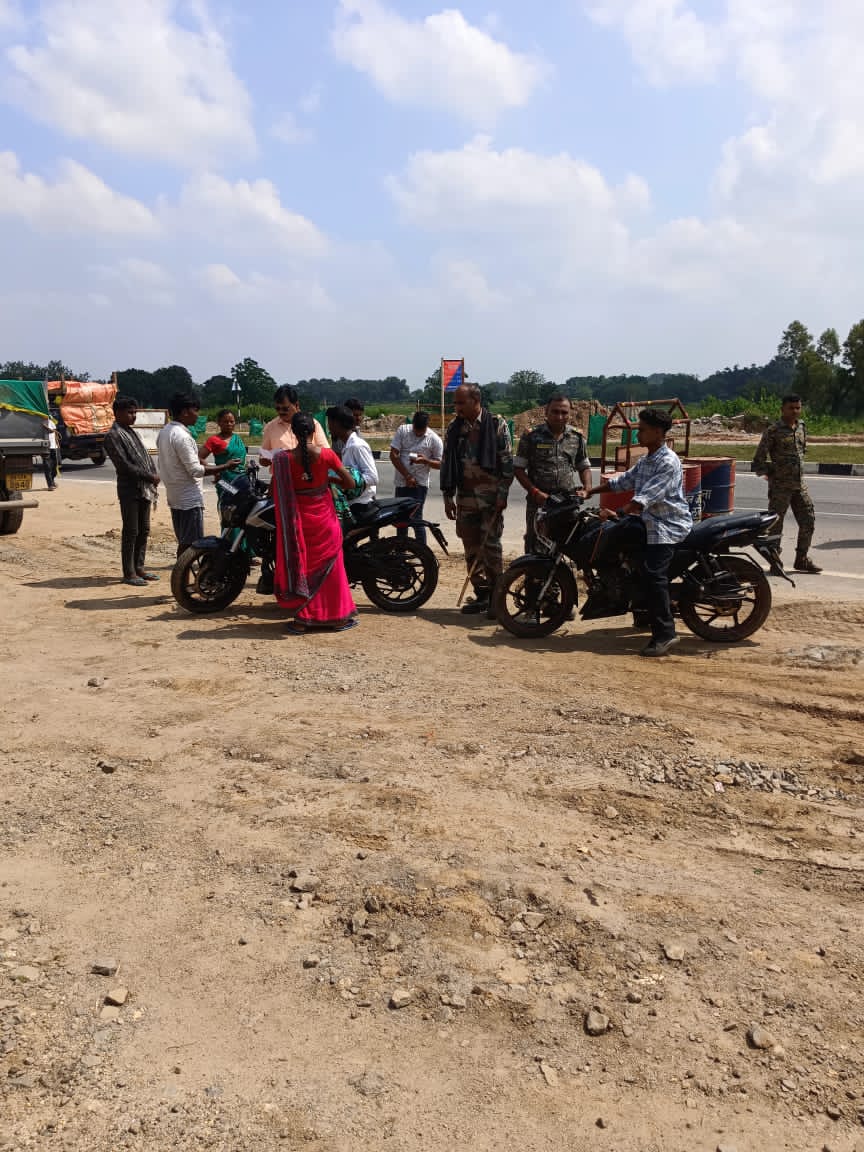 DCGumla's tweet image. गुमला में सड़क सुरक्षा पर सख्त कार्रवाई! 🚨
दिए निर्देशानुसार, भरनो थाना क्षेत्र में डीटीओ ज्ञान शंकर जायसवाल के नेतृत्व में चेकिंग अभियान के दौरान 85 चालकों पर ₹1.52 लाख जुर्माना वसूला गया। हेलमेट, सीट बेल्ट और ओवरलोडिंग पर कड़ी निगरानी रखी गई। 
 #RoadSafety #TrafficRules