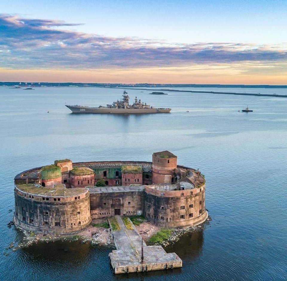 r116440's tweet photo. 🇷🇺 #Russia Project 1144 Orlan (NATO Kirov) class heavy #nuclearpowered #cruiser 'Pyotr Velikiy' (099) moored off Fort Alexander, Gulf of Finland near St. Petersburg and Kronstadt during rehearsal for Navy Day. 28 July 2017 #warship #navy #naval https://t.co/Va7C7RrL73