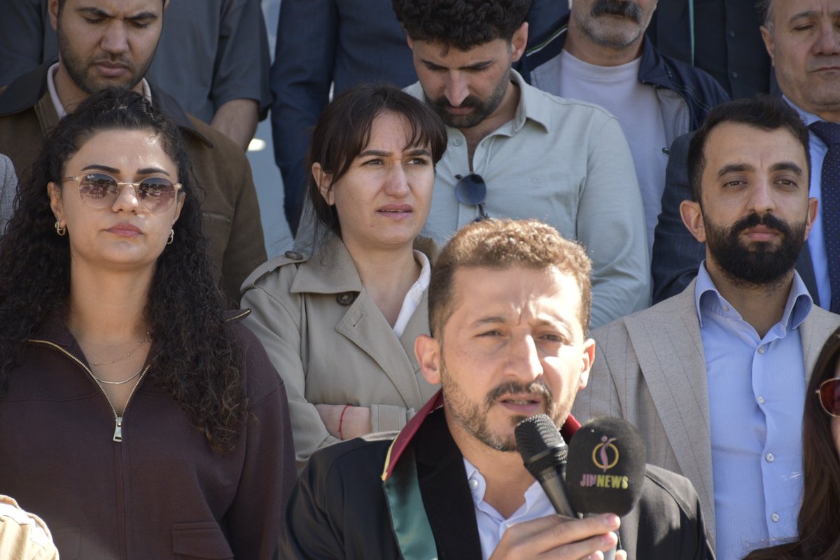 Em wekî Komîsyona Zimanê Kurdî ya Baroya Wanê, Komeleya Hiqûqnasên Ji Bo Azadîyê (OHD) û Komeleya Vekolîn û Perwerdeya Hiqûqê (DADSAZ), îro ji bo parastina mafên zimanî kom bûn û me di bin navê "Statuya Kurdî, Perwerdeya bi  Kurdî" da daxuyanîyek çapemeniyê pêşkêş kir.