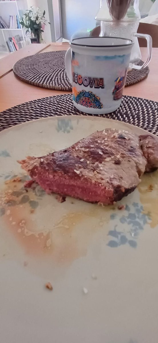 Hoy simplificamos desayuno.

Dos ingredientes primarios: ternera y café
Y dos fundamentales: agua y sal

Ya está.