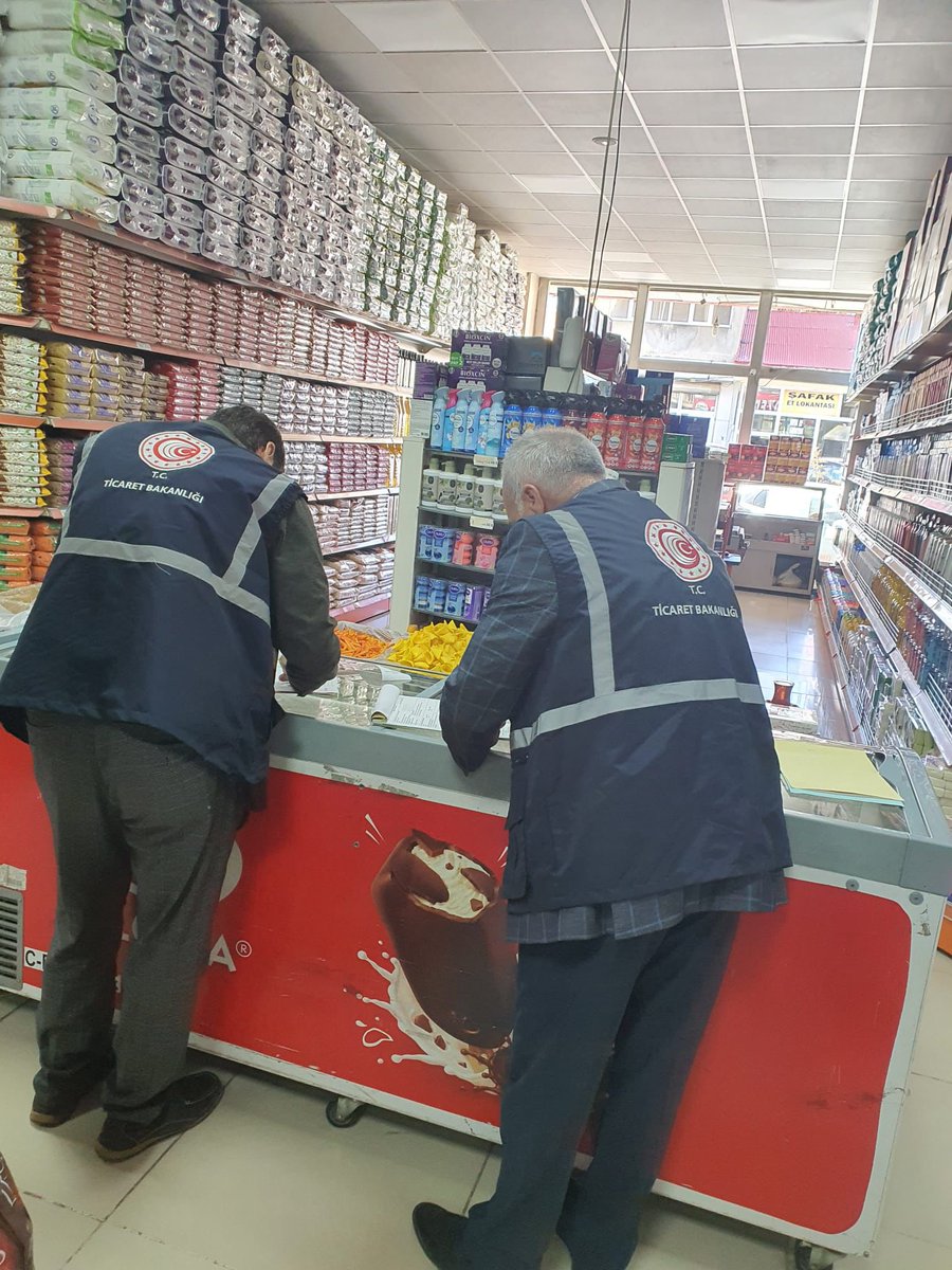 Ağrı Ticaret İl Müdürlüğü ekipleri tarafından ilçemizde faaliyet gösteren 7 markette denetim gerçekleştirilmiştir. Yapılan kontrollerde 1.575 ürün incelenmiş olup, mevzuata aykırı bulunan hususlarla ilgili olarak 2 işletmeci hakkında idari yaptırım uygulanmıştır.