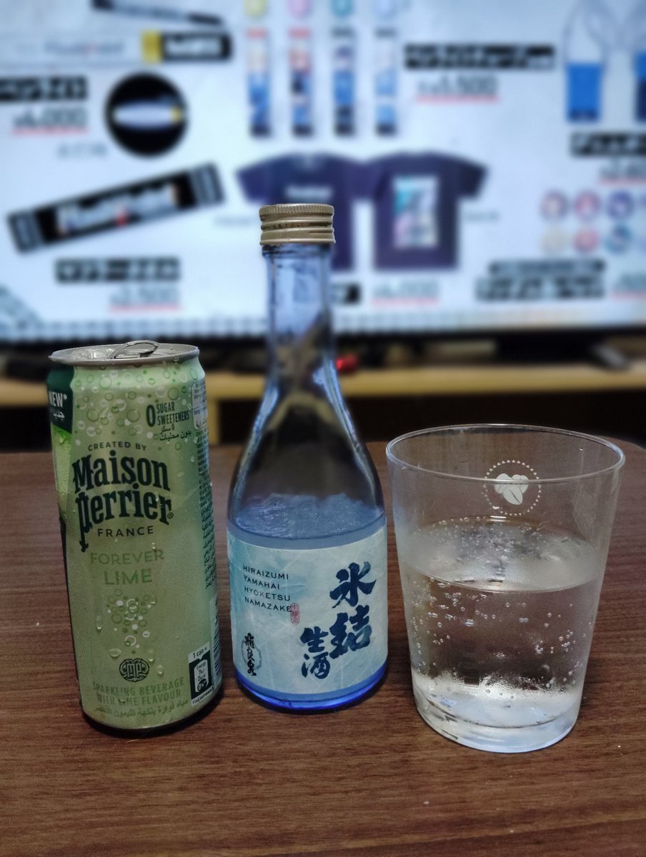 今日は控えめに
飛良泉 氷結 生酒のペリエライム割り
シャリ泉を家でも飲みたくてやっちまいました😄