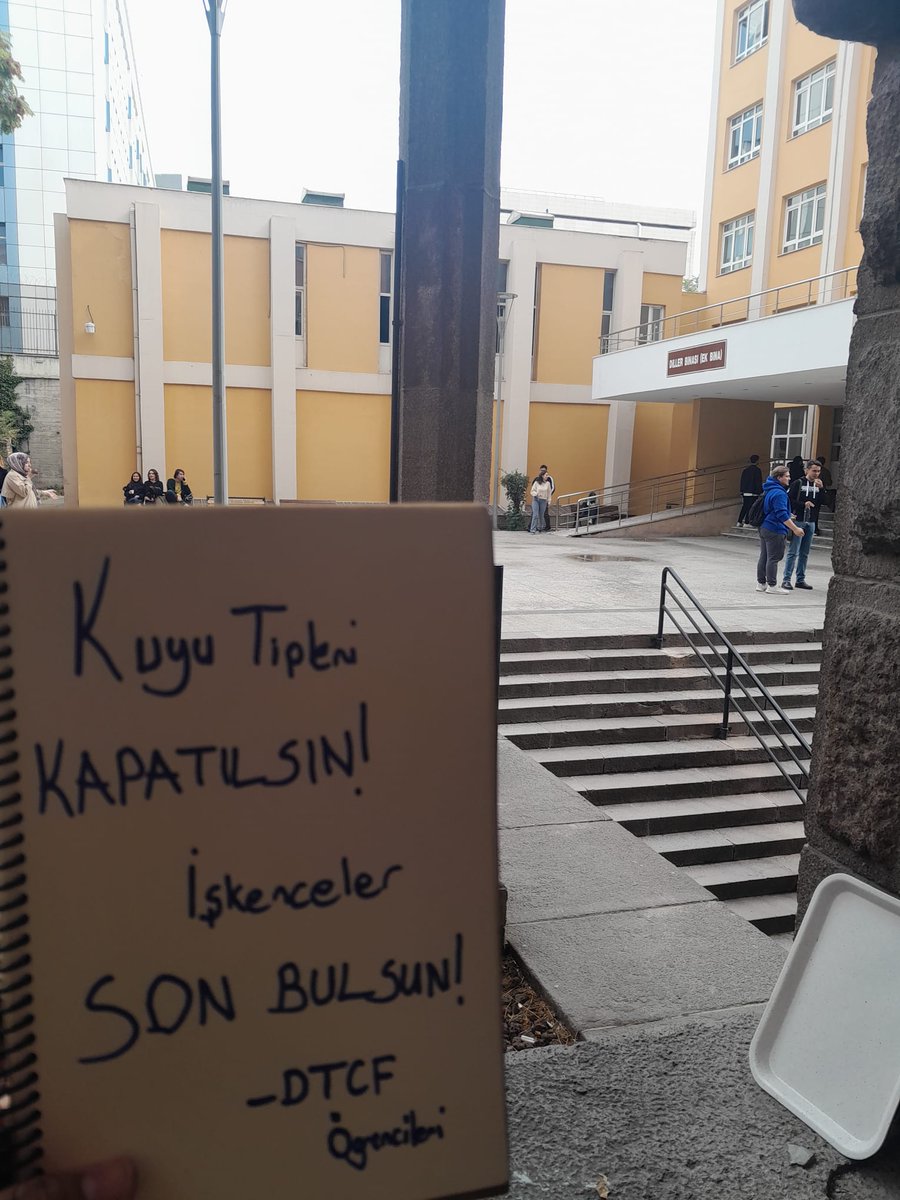 yardmercu's tweet photo. Eskiden DTCF'de dekanlık işgal edenler bugün gizli saklı kağıda yazı yazıp fotoğraf çekiyorlar.

Nasıl siktik saltanatınızı! https://t.co/ic1RJPDqkE