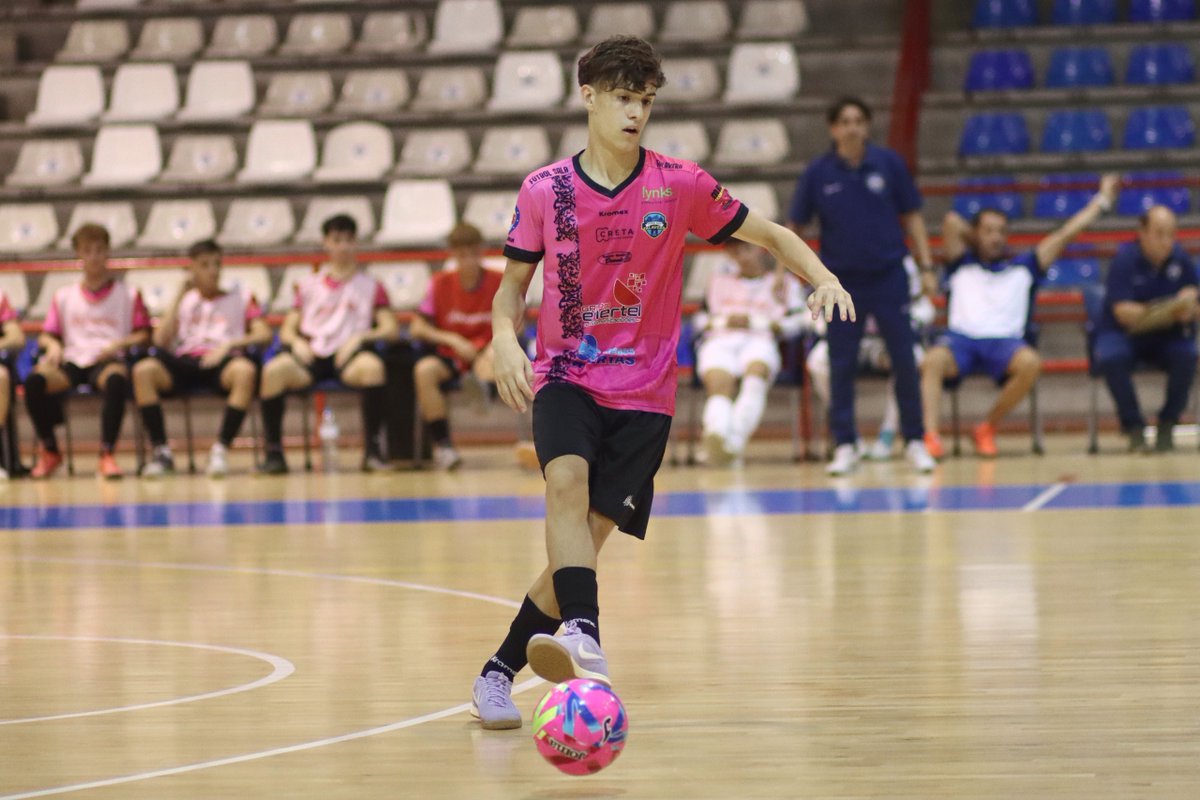 ✍🏻 Arranca la competición para los equipos de Juvenil División de Honor 

🛡️ <a href="/ManzanaresFS/">ManzanaresFútbolSala</a>, <a href="/BaseAzulonaFS/">Base Azulona Viña Albali Valdepeñas</a>, <a href="/SacedonFs/">E.M.D SACEDÓN</a>, <a href="/Ciudaddeguadafs/">CD Ciudad de Guadalajara FS</a>, <a href="/Moprisala/">MOPRISALA TOLEDO</a>, <a href="/Academia_FST/">Academia FS Talavera</a>, <a href="/albaceteFSala/">Albacete Fútbol Sala</a> y <a href="/FUTSALVILLARRO/">FUTSAL VILLARROBLEDO</a> 

🔗 ffcm.es/pnfg/NNws_ShwN…

📷 FS Talavera

#somosCLM | #futsalCLM