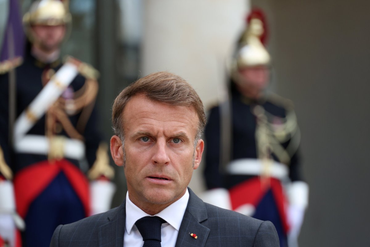 le_Parisien's tweet photo. 🔵 INFO LP | «Si ça ne marche pas, il dissout»

Emmanuel Macron envisage de reconduire Sébastien Lecornu à Matignon. Il reçoit à 14h30 les chefs du bloc central pour exposer ses plans. En cas de désaccord, il n’exclut pas de dissoudre à nouveau

➡️ https://t.co/sLw80kh6XP https://t.co/pFC45Z8YRi