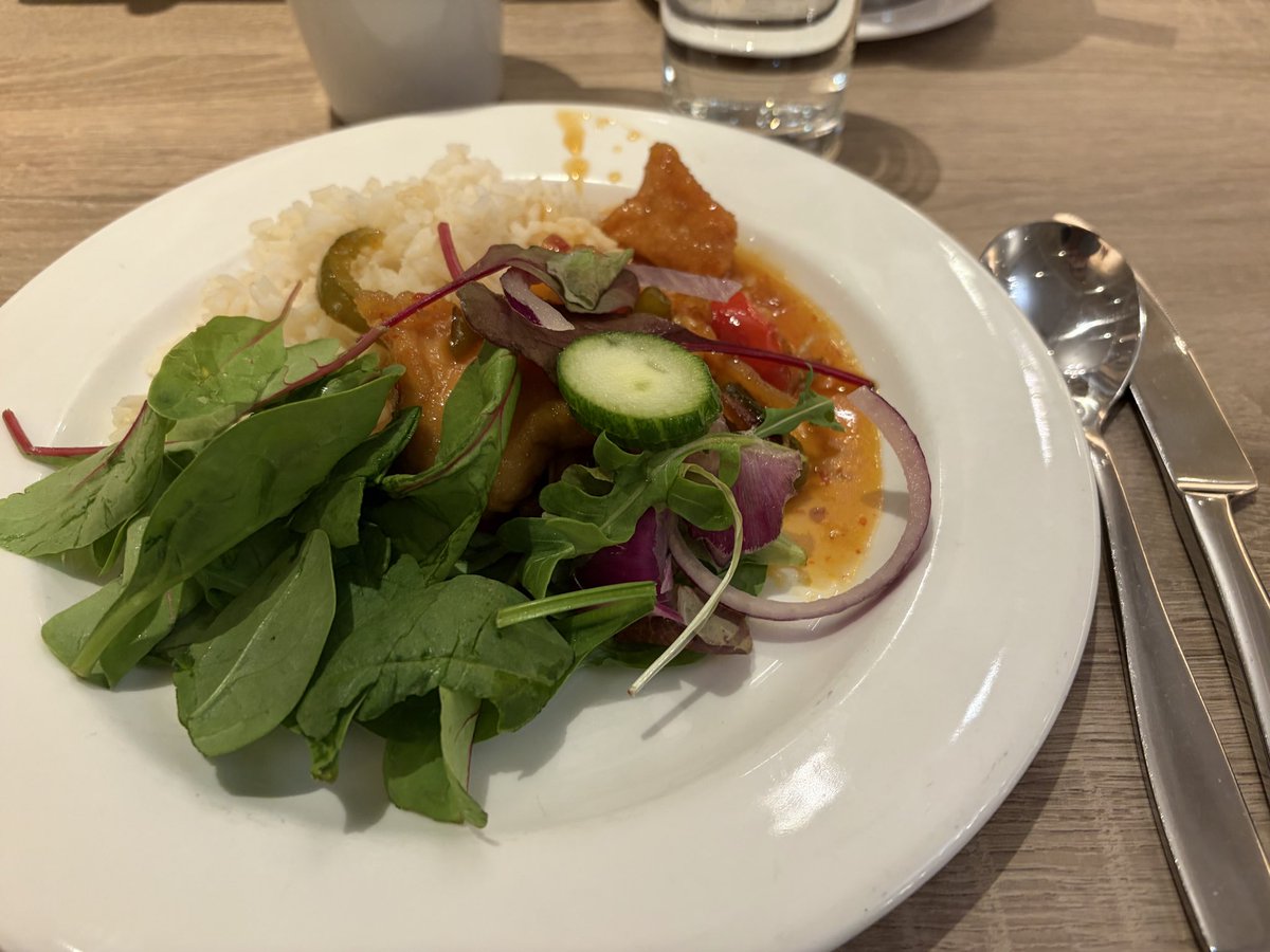 Stefanvd's tweet photo. Enjoy the meal everyone 😊

#PESummit25 @GooglePEProgram @Google @googlechrome https://t.co/GDflf8RUez